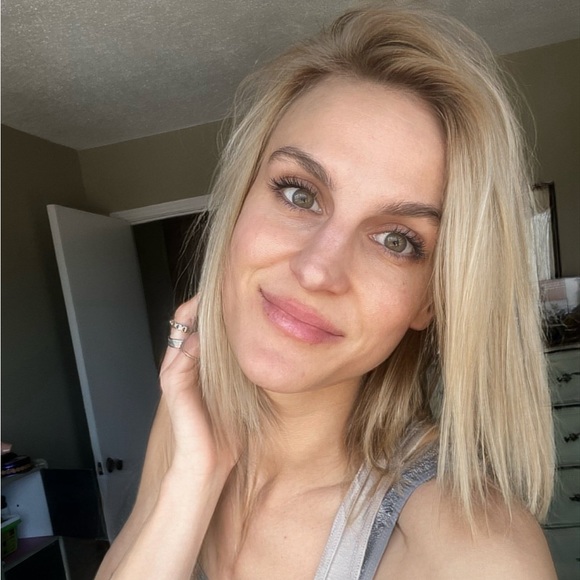 Meet your Posher, Stephanie - Picture 3 of 4